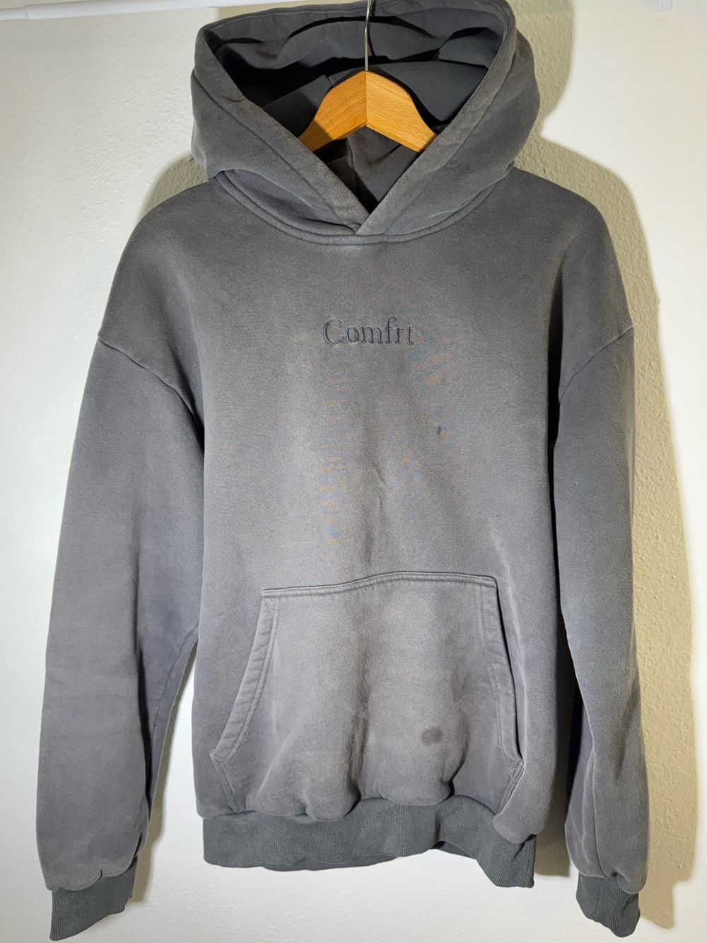 Comfrt Embroidered Gray Hoodie Mens Medium Casual Pullover Sweatshirt